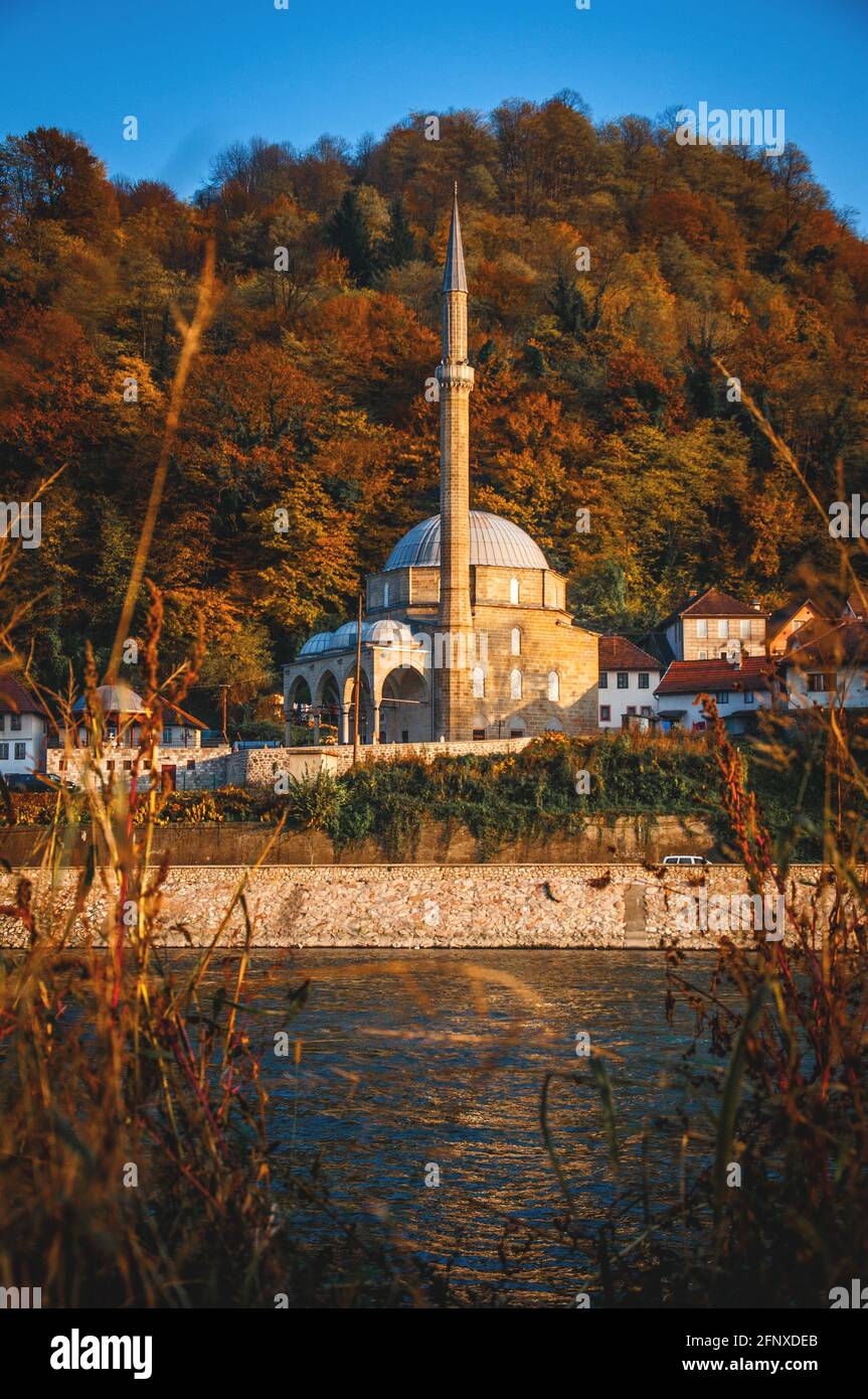 Maestosa moschea vicino al fiume sulla collina in luce del giorno Foto Stock