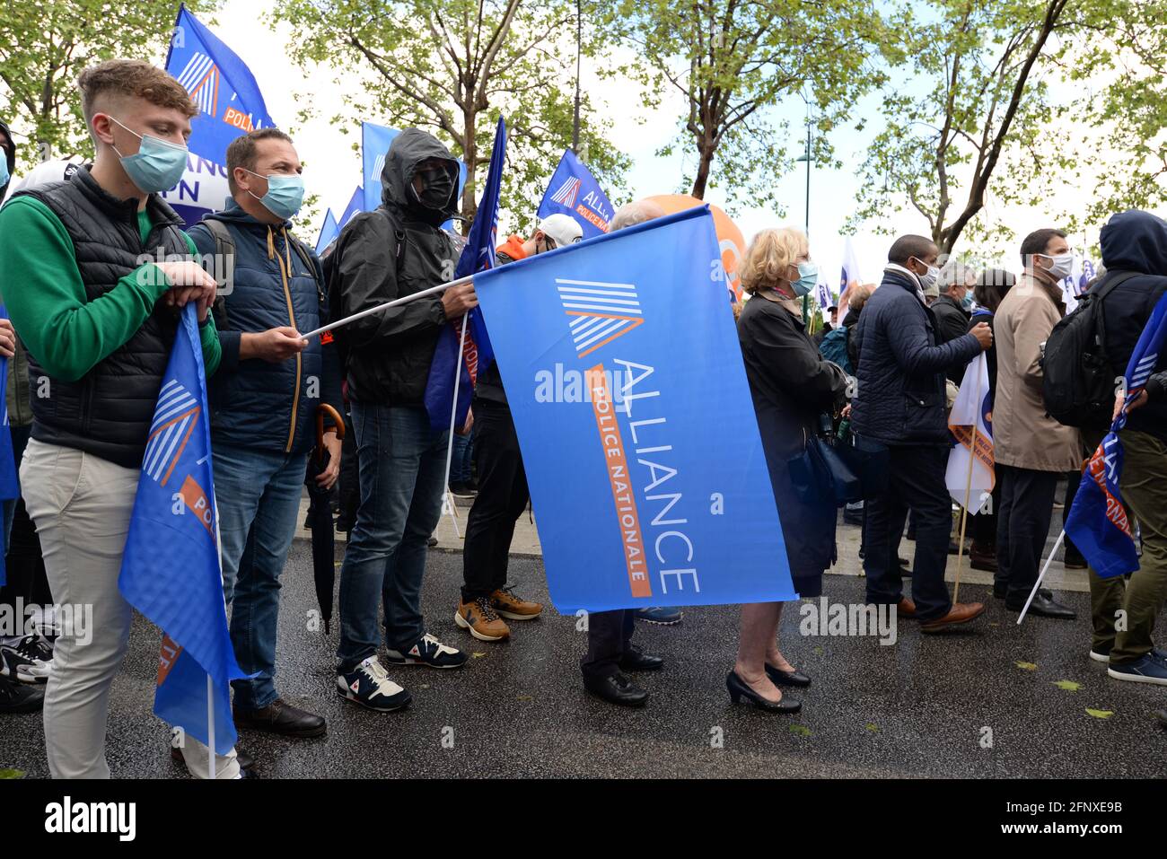 Riunione di Parigi di poliziotti arrabbiati. 35000 persone secondo gli organizzatori, e deputati da tutte le parti sono presenti. Foto Stock