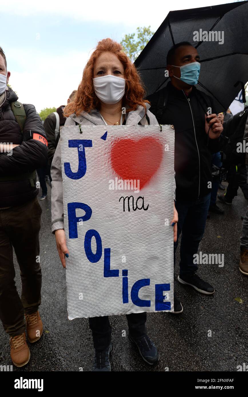 Riunione di Parigi di poliziotti arrabbiati. 35000 persone secondo gli organizzatori, e deputati da tutte le parti sono presenti. Foto Stock
