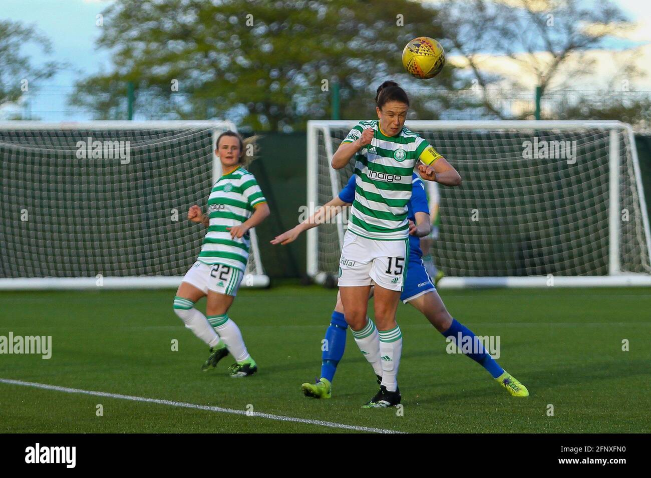 Kelly Clark (15) di Celtic Women FC Headers the ball out of Danger durante la Scottish Building Society Scottish Women's Premier League 1 Fixture Celtic FC vs Spartans FC, Celtic Training Facility, Lennoxtown, East Dunbartonshire, 19/05/2021 | Credit Colin Poultney | www.Alamy.co.uk Foto Stock