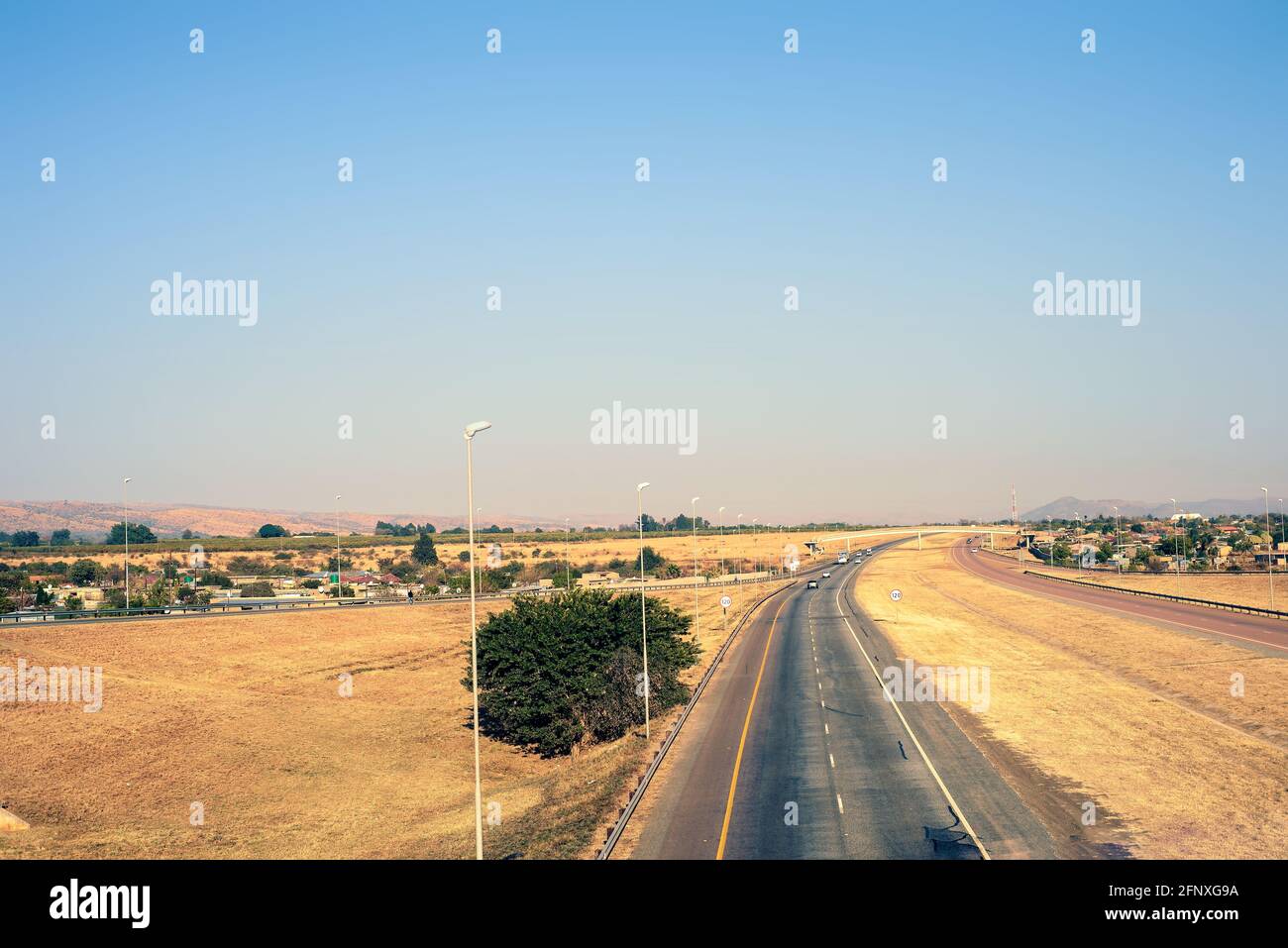 Cannoni per il dugout sulla spiaggia di sabbia di Kribi in una giornata nuvolosa Foto Stock
