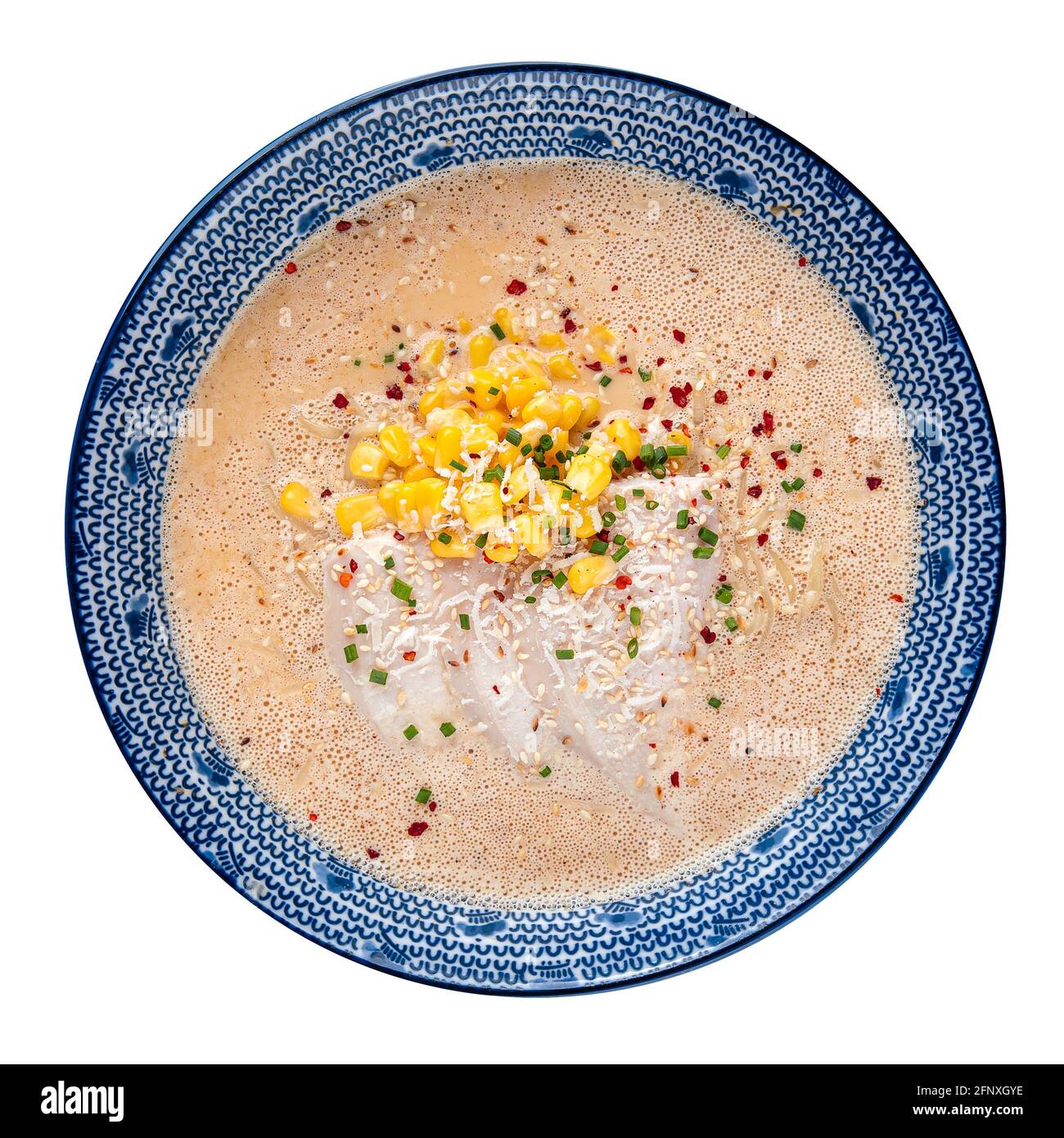 Ciotola isolata di zuppa di noodle ramen al formaggio Foto Stock
