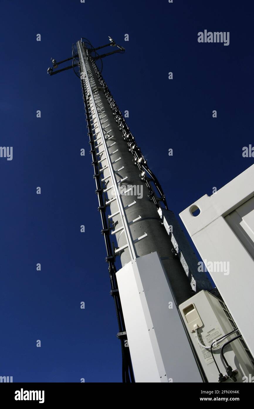 montante del trasmettitore e cielo blu Foto Stock