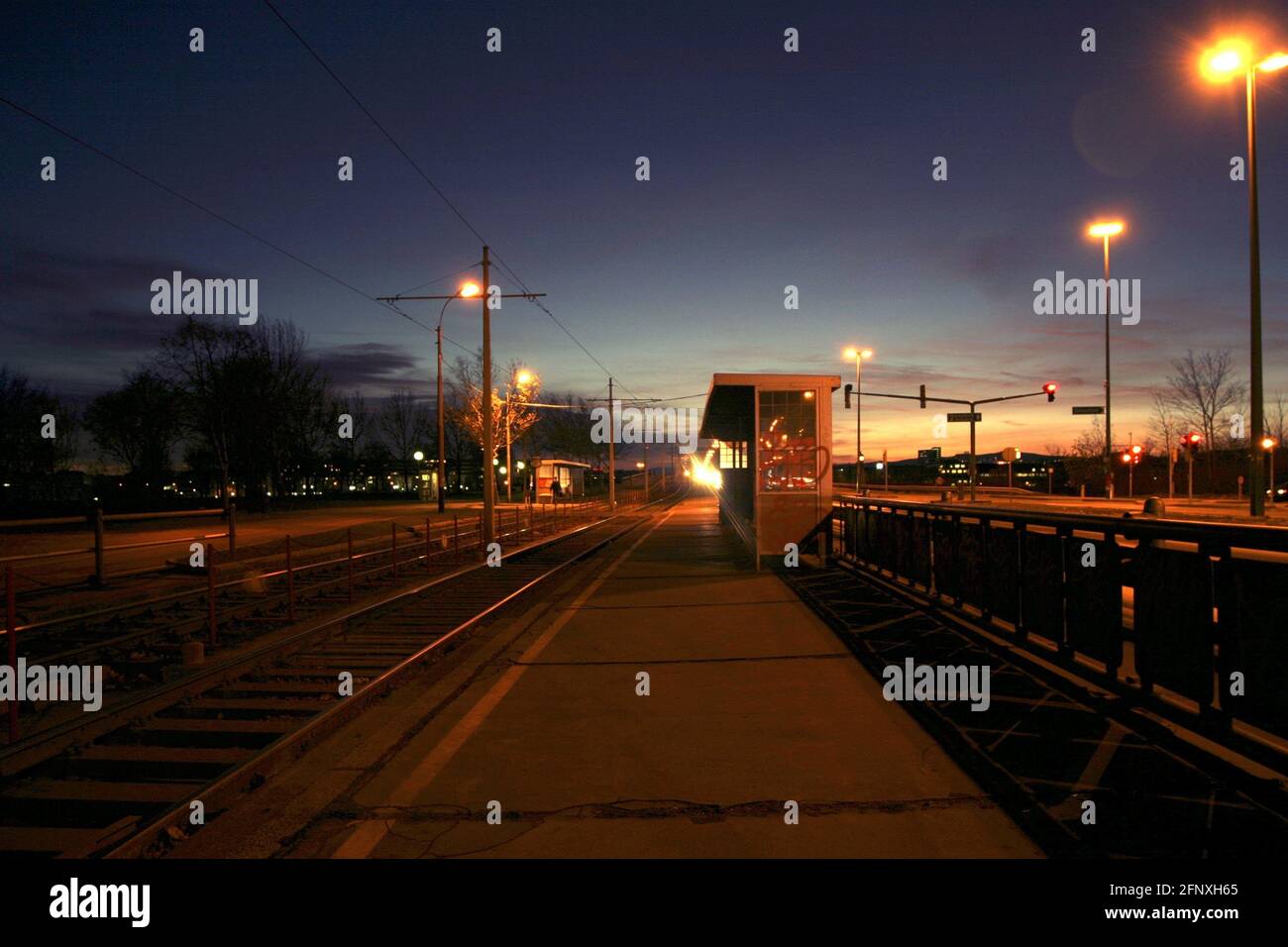 Stazione del tram Floridsdorf Bridge di notte, Austria, Vienna Foto Stock