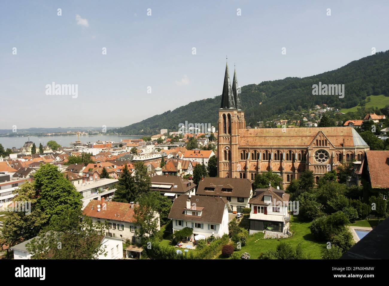 Vista sulla città con Chiesa del Sacro cuore, Herz-Jesu-Kirche, Austria, Vorarlberg, Bregenz Foto Stock