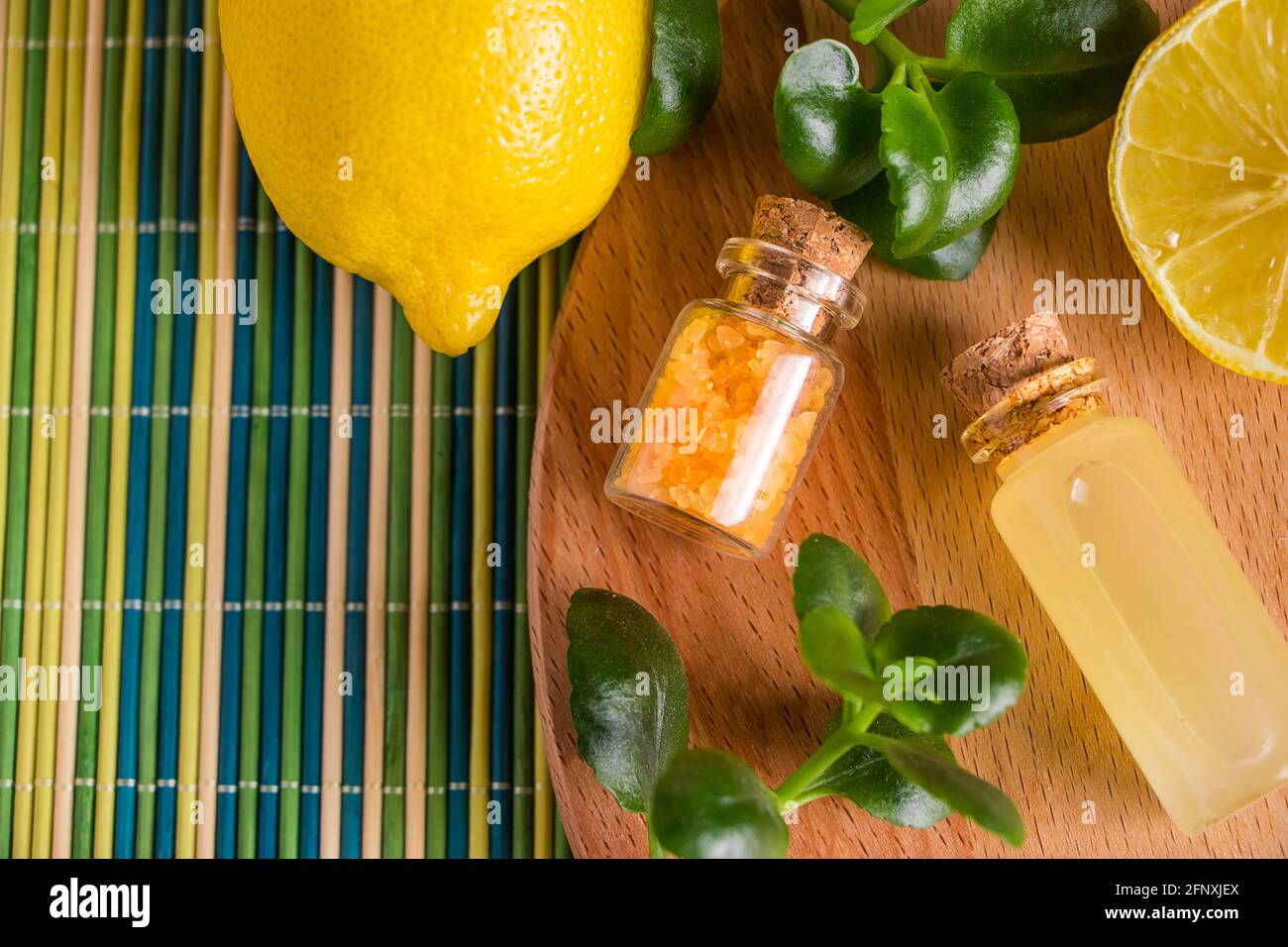 Cosmetici ecologici con olio di limone. Prodotti per trattamenti termali, relax e medicina alternativa. Posiziona per il testo Foto Stock
