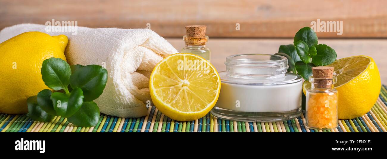 Prodotti per la cura e l'aromaterapia con olio di limone. Relax e medicina alternativa. Cosmetici ecologici. Formato banner Foto Stock