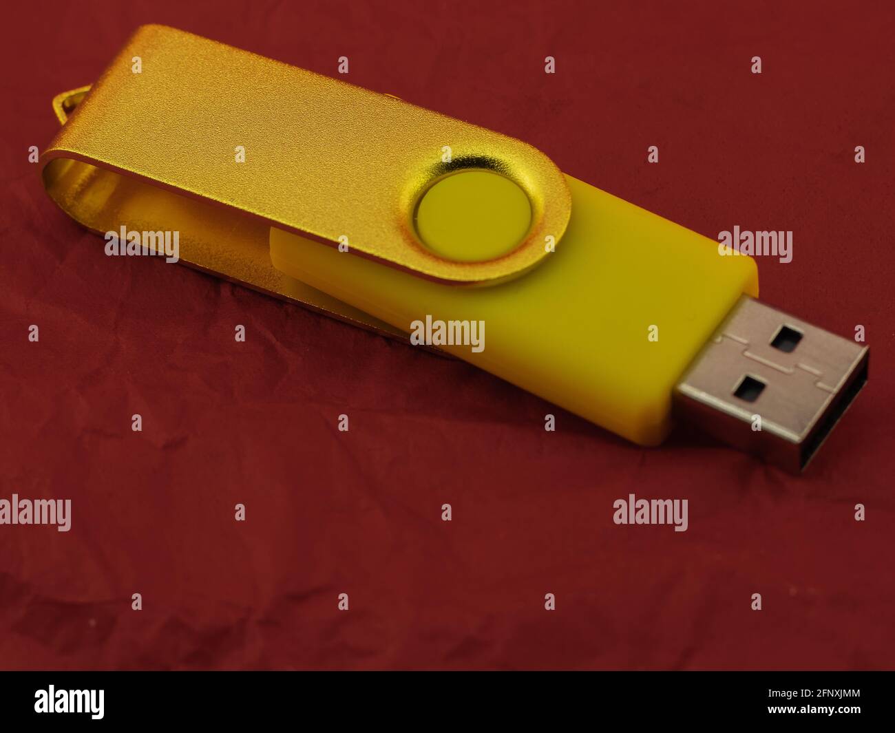 Chiavetta USB colorata su sfondo rosso Foto Stock