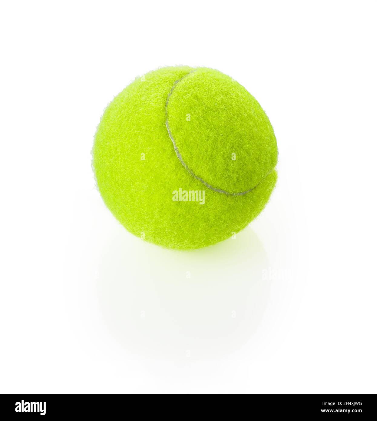 Nuova palla da tennis in feltro e gomma isolata su sfondo bianco. Attrezzature sportive di colore giallo verde neon brillante. Elemento di disegno con ombra. Foto Stock