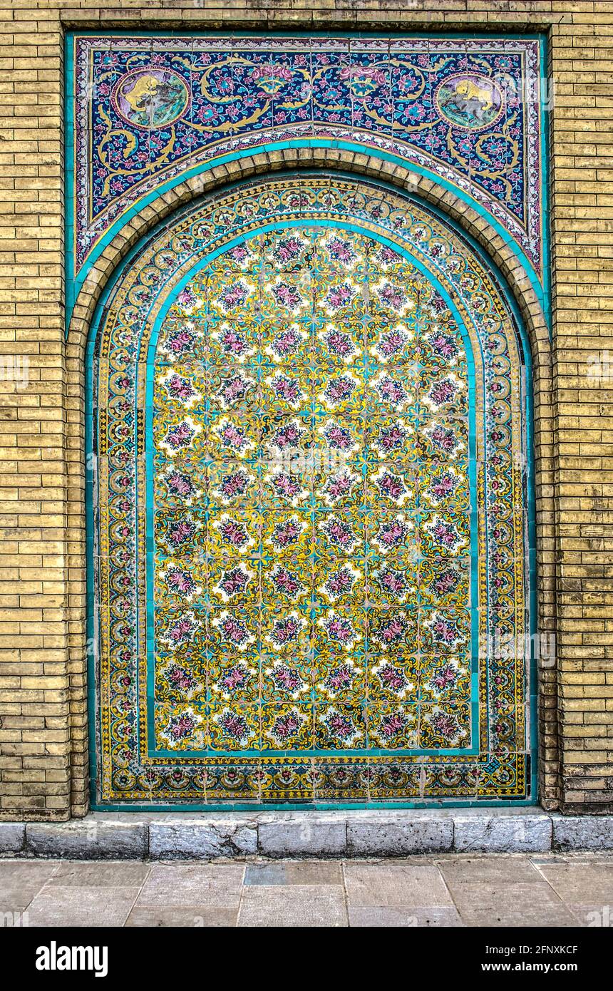 Cornicione in ceramica con scene di caccia sopra un incavo ovale con un bordo di fiori in ceramica e ornamento floreale nella centrale Foto Stock