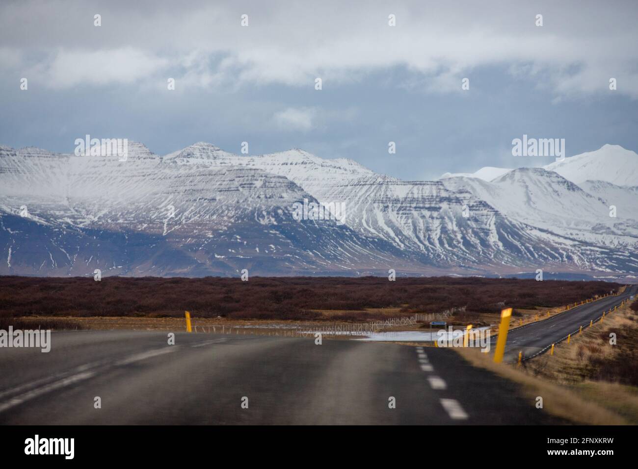 Punto di osservazione da in macchina sul cerchio d'oro in Islanda splendidi strati blu innevati di montagne nel distanza con il blu atmosferico e clou Foto Stock