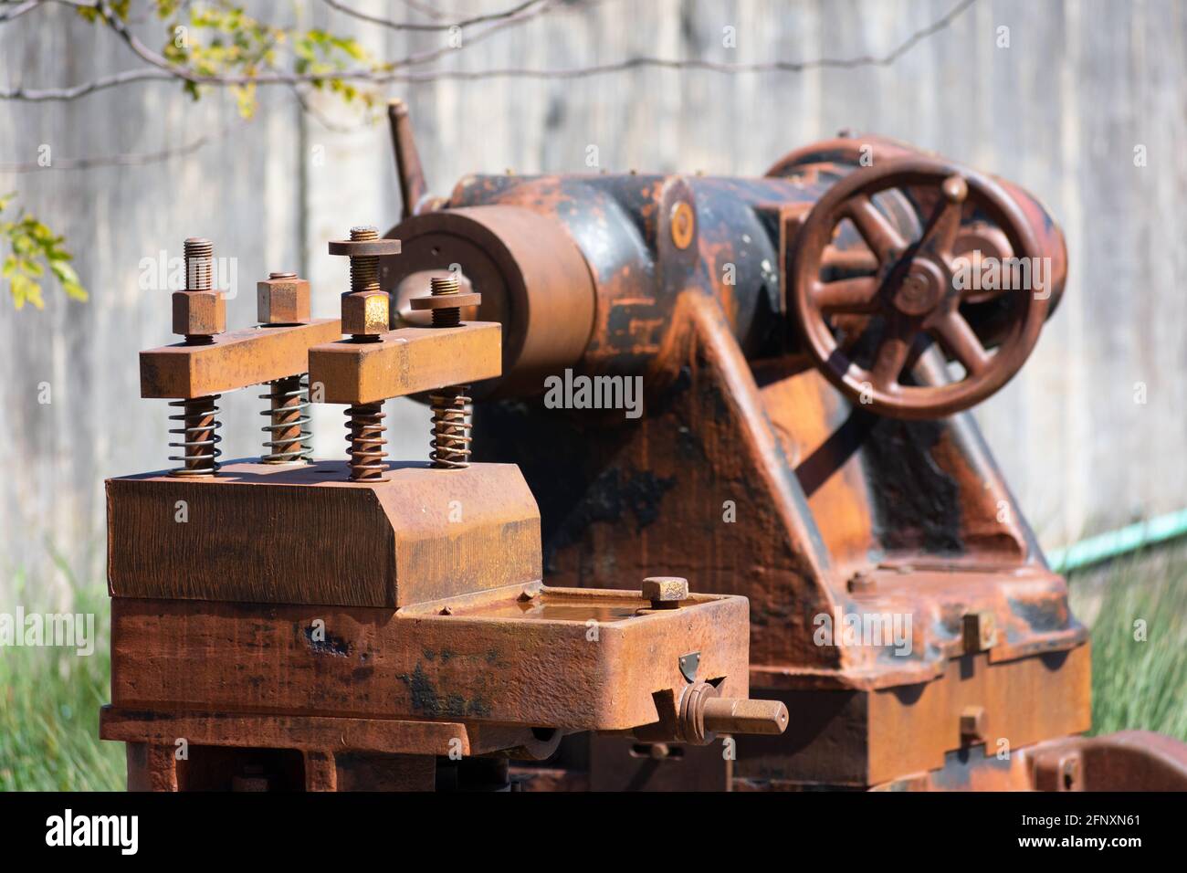 Apparecchiature industriali arrugginite. Tornio metallico. Messa a fuoco selettiva. Foto Stock
