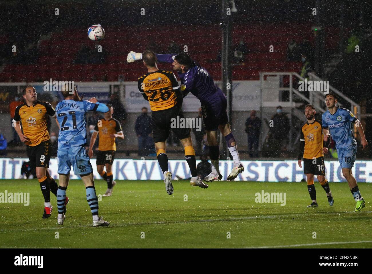Newport, Regno Unito. 18 maggio 2021. Tom King, il portiere della contea di Newport, prende il pugno alla palla. EFL football League Two play off semi final list leg match, Newport County contro Forest Green Rover al Rodney Parade di Newport, Galles martedì 18 maggio 2021. Questa immagine può essere utilizzata solo per scopi editoriali. Solo per uso editoriale, è richiesta una licenza per uso commerciale. Nessun utilizzo nelle scommesse, nei giochi o nelle pubblicazioni di un singolo club/campionato/giocatore. pic di Andrew Orchard /Alamy Live news Foto Stock