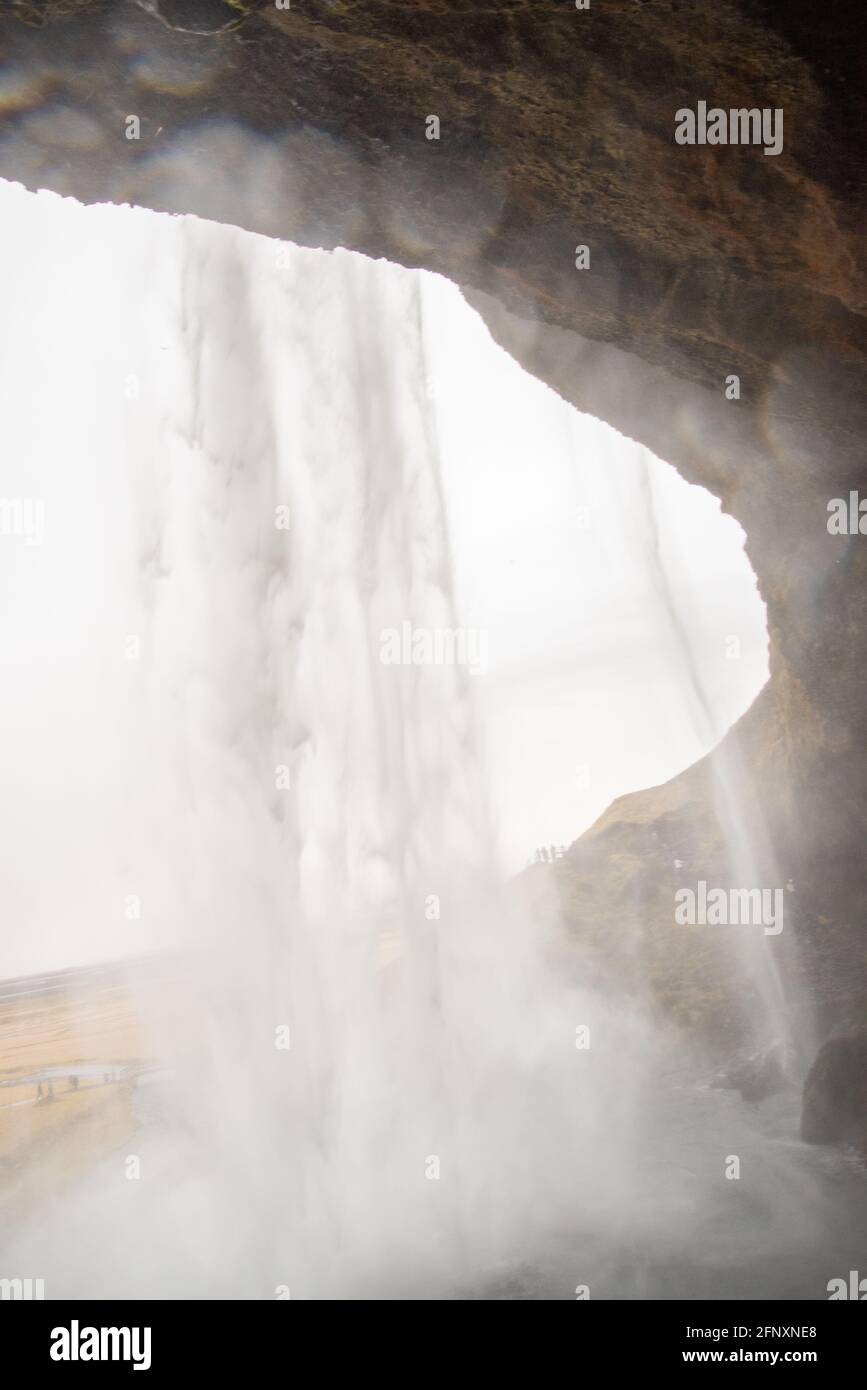 Cascata Skogafoss dalla cima in Islanda nebulizzazione atmosferica nebbia Foto Stock