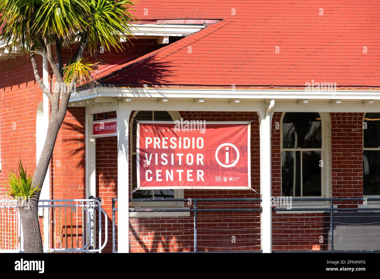 Il banner del centro visitatori Presidio indica la posizione del centro informazioni. - San Francisco, California, Stati Uniti d'America - 2021 Foto Stock