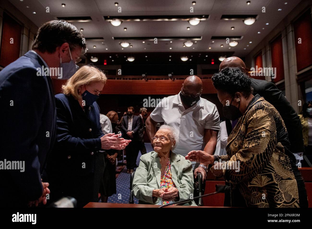 Viola Fletcher, il più antico sopravvissuto vivente del massacro di Tulsa Race, è incontrato dal rappresentante degli Stati Uniti Mike Johnson (repubblicano della Louisiana), sinistra, il rappresentante degli Stati Uniti Sylvia Garcia (democratico del Texas), secondo da sinistra, E il rappresentante degli Stati Uniti Sheila Jackson-Lee (democratico del Texas), a destra, dopo che lei e suo fratello, Hughes Van Ellis, il sopravvissuto al massacro di Tulsa Race e veterano della seconda guerra mondiale sono comparsi davanti a un Comitato della Camera sulla Giustizia; sottocomitato sulla Costituzione, i diritti civili e le libertà civili sentendo "ingiustizia continua: Il Centenario della Tulsa-Gree Foto Stock