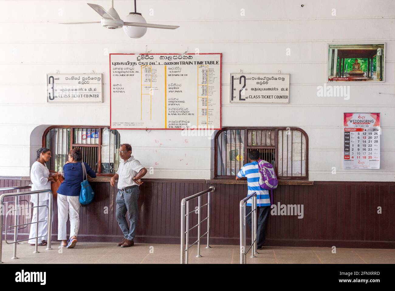 I passeggeri del treno che si feriscono presso le biglietterie per acquistare i biglietti del treno alla stazione ferroviaria di Anuradhapura, Sri Lanka Foto Stock