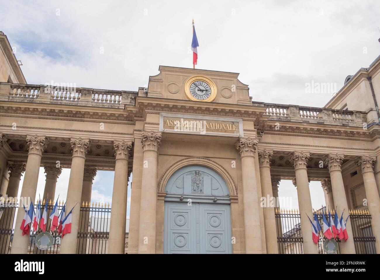 Parigi : Manif des policiers devant l’Assemblée Nationale, le Porte-parole et Député Sébastien Chenu du parti R N présent pour soutenir le mouvement. Foto Stock