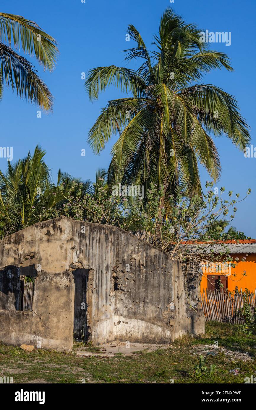 Casa derelict che ha subito danni durante la guerra civile, Jaffna, Provincia del Nord, Sri Lanka Foto Stock