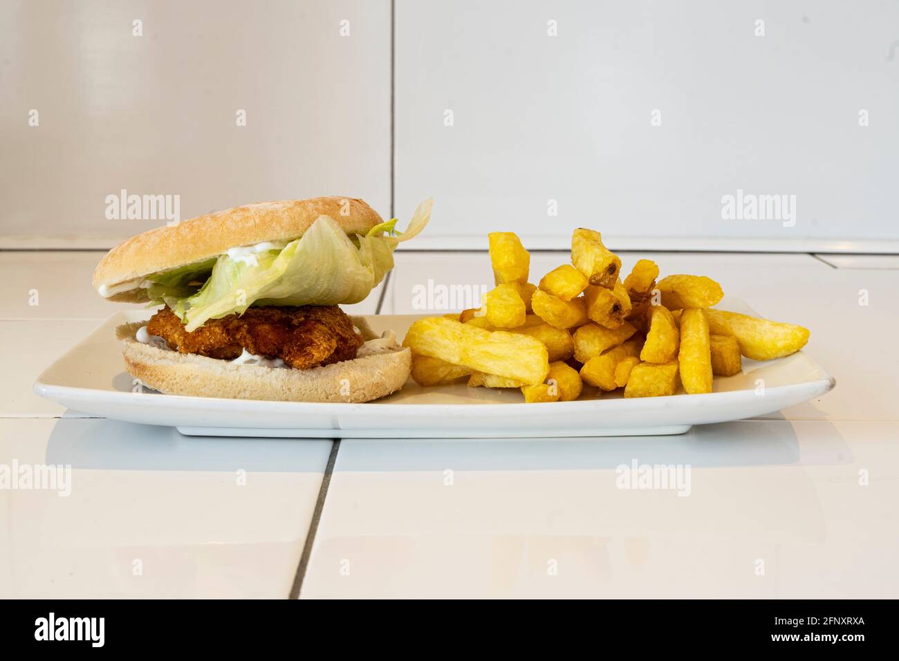Hamburger di pollo e patatine Foto Stock
