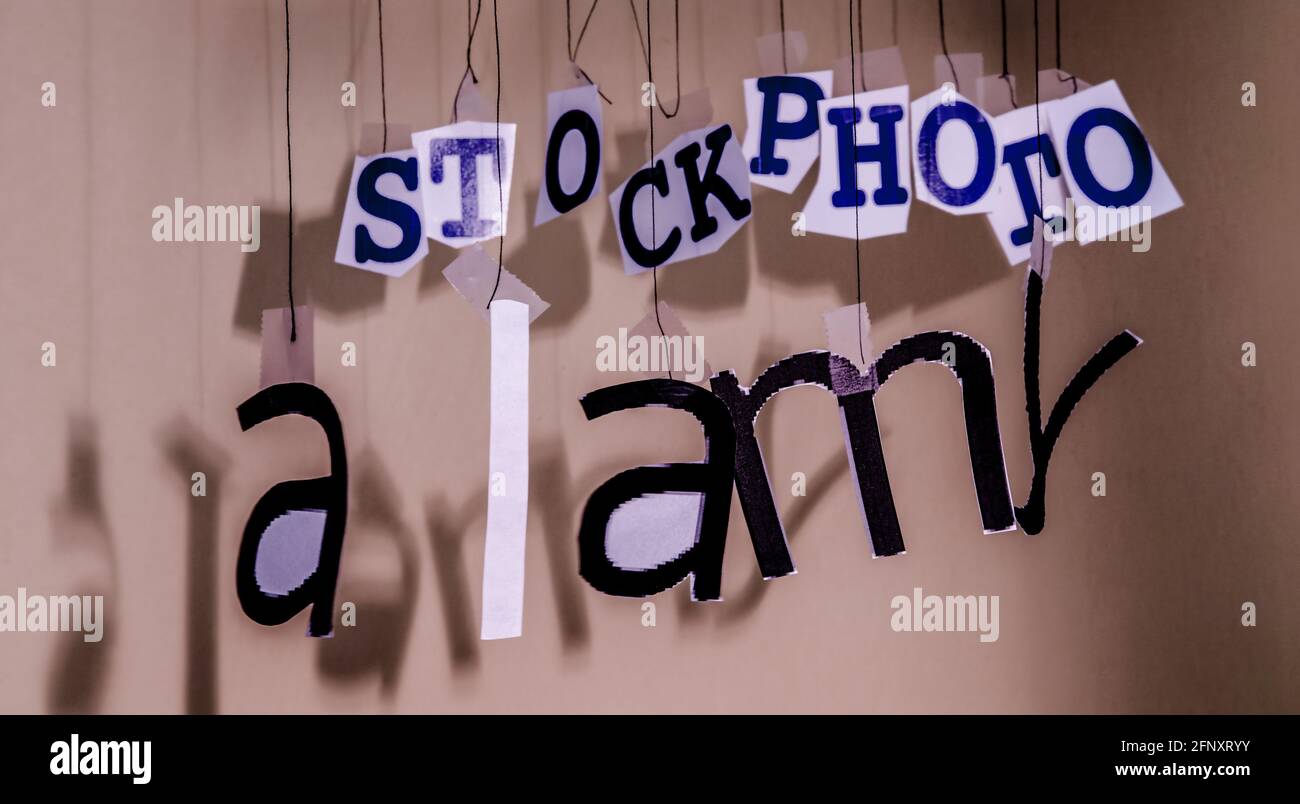 Le lettere appese ai fili formano, in un certo disordine, il logo Alamy. Foto Stock