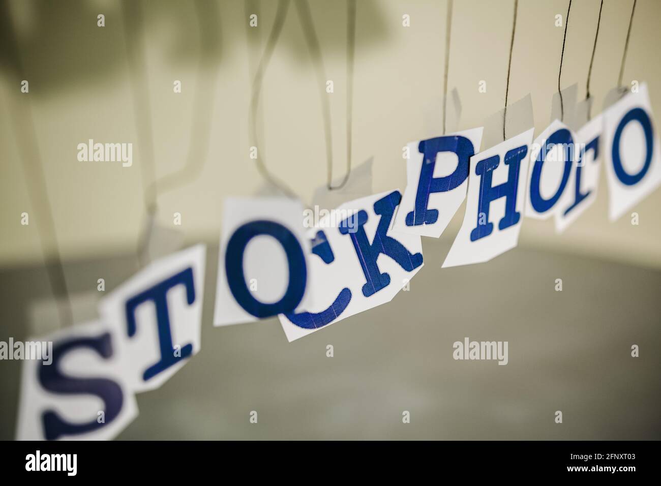 In un certo disturbo, impiccato, le lettere formano una parola: STOCKPHOTO. Foto Stock
