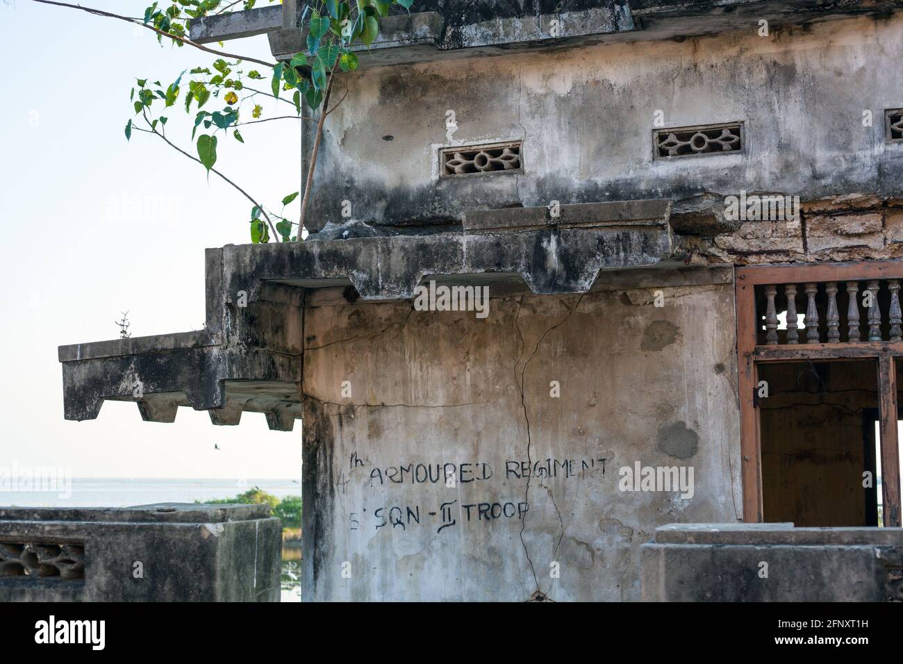 Casa derelict inscritto con 'IV reggimento blindato' durante la guerra civile, Jaffna, Provincia del Nord, Sri Lanka Foto Stock