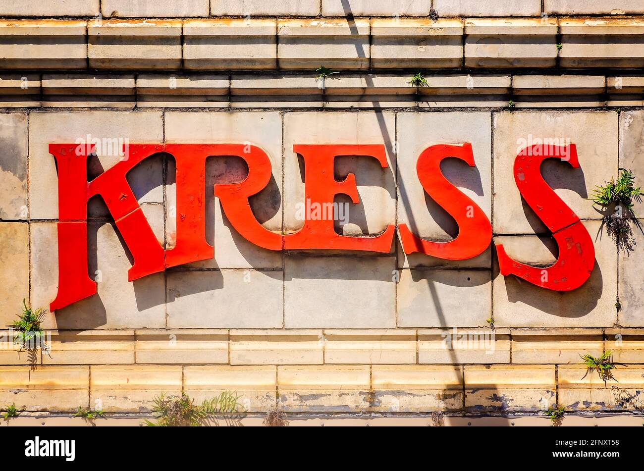 Lo storico edificio Kress si affaccia su Dauphin Street, il 14 maggio 2021, a Mobile, Alabama. Foto Stock