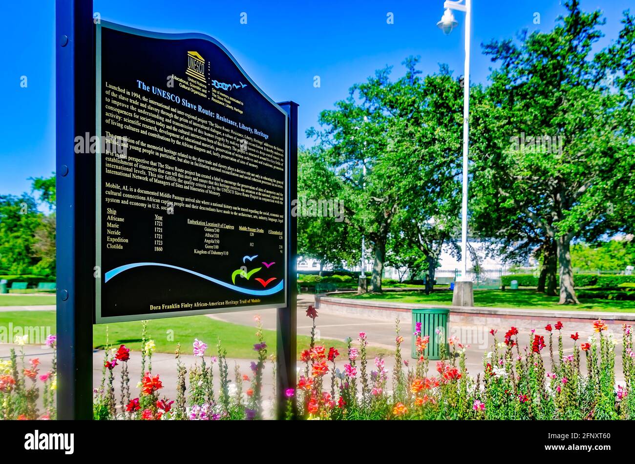 Una targa segna un sito di memoria associato con l'UNESCO Slave Route al Cooper Riverside Park, 14 maggio 2021, a Mobile, Alabama. Foto Stock