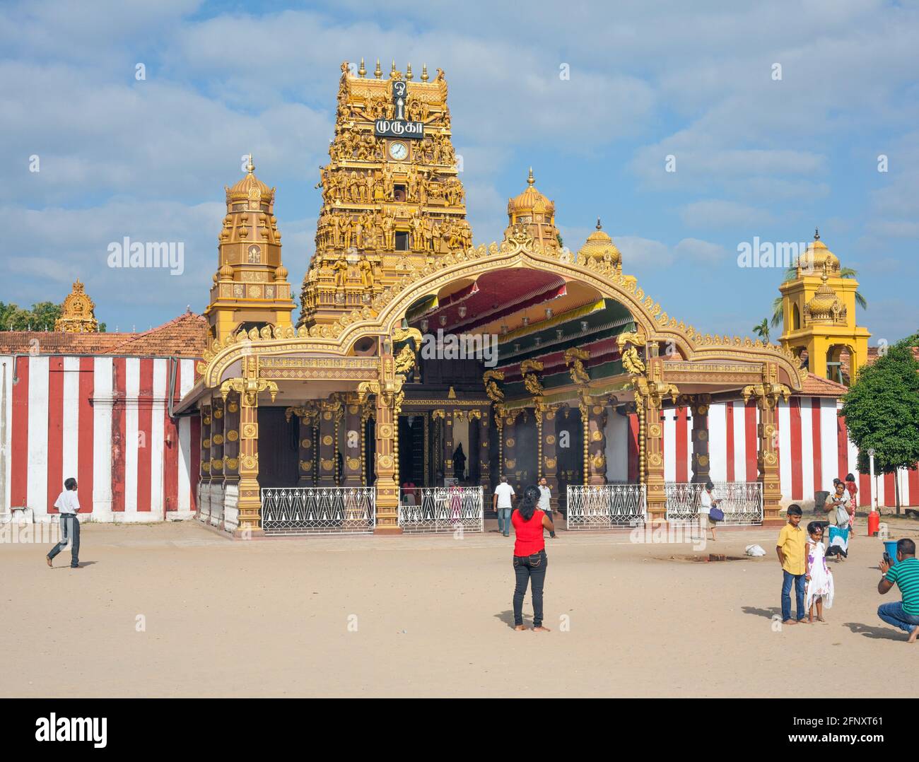 Gopuram e le torri campanarie all'entrata est del Tempio di Nallur Kandaswamy Kovil in stile architettonico Dravidiana, Jaffna, Provincia del Nord, Sri Lanka Foto Stock
