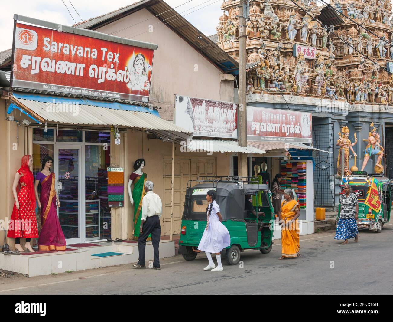 La famiglia entra nel negozio di abbigliamento Saravana Tex adiacente al Tempio di Nallur Sivan, Jaffna, Provincia del Nord, Sri Lanka Foto Stock