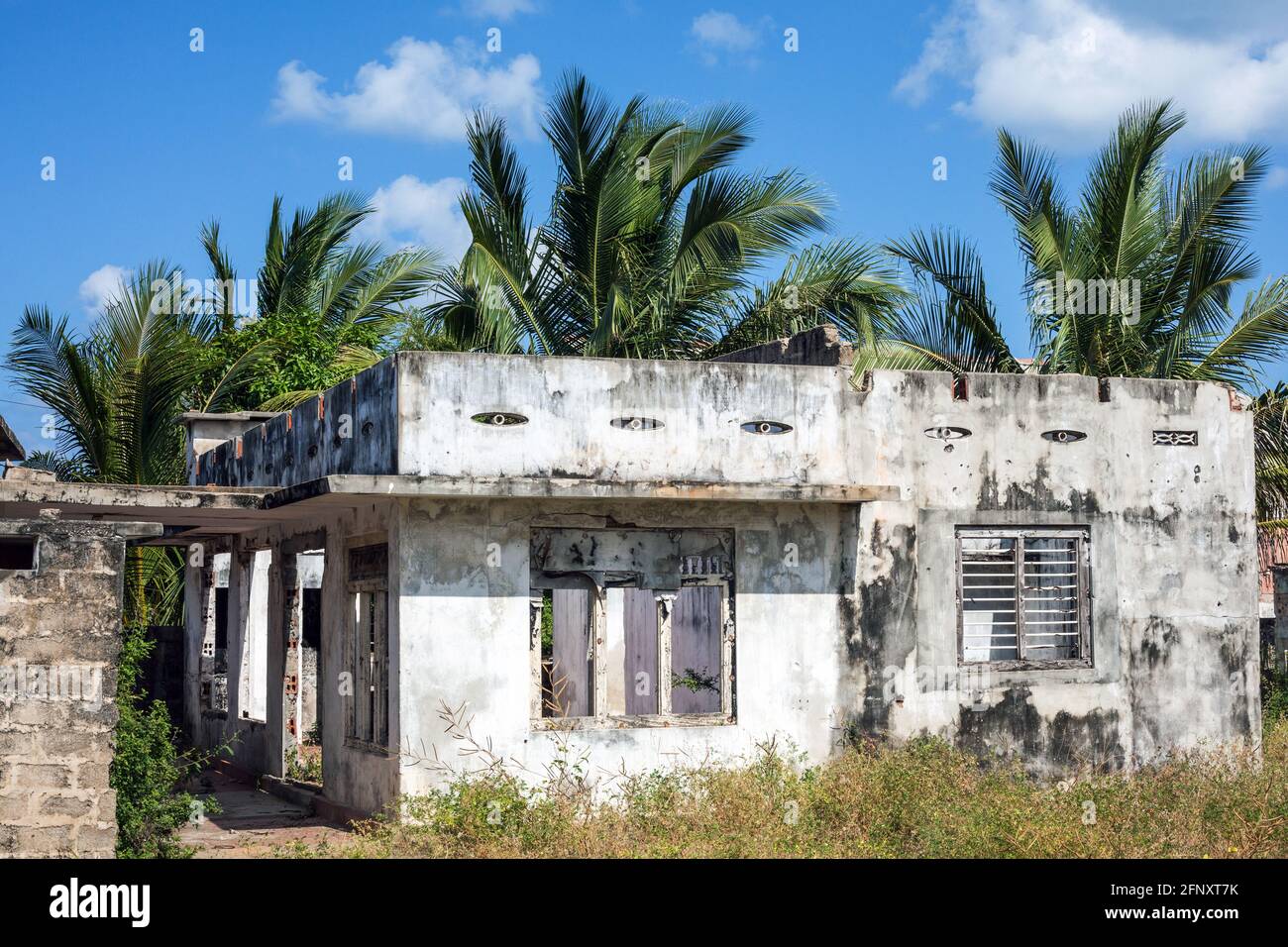 Casa derelict che ha subito danni durante la guerra civile, Mullaitivu, Provincia del Nord, Sri Lanka Foto Stock