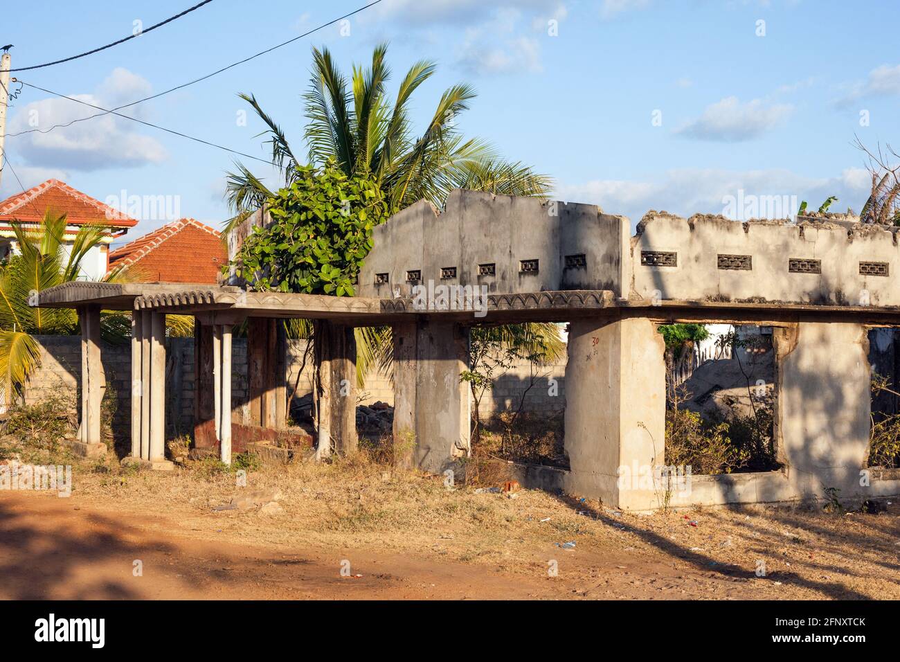 Casa derelict che ha subito danni durante la guerra civile, Mullaitivu, Provincia del Nord, Sri Lanka Foto Stock