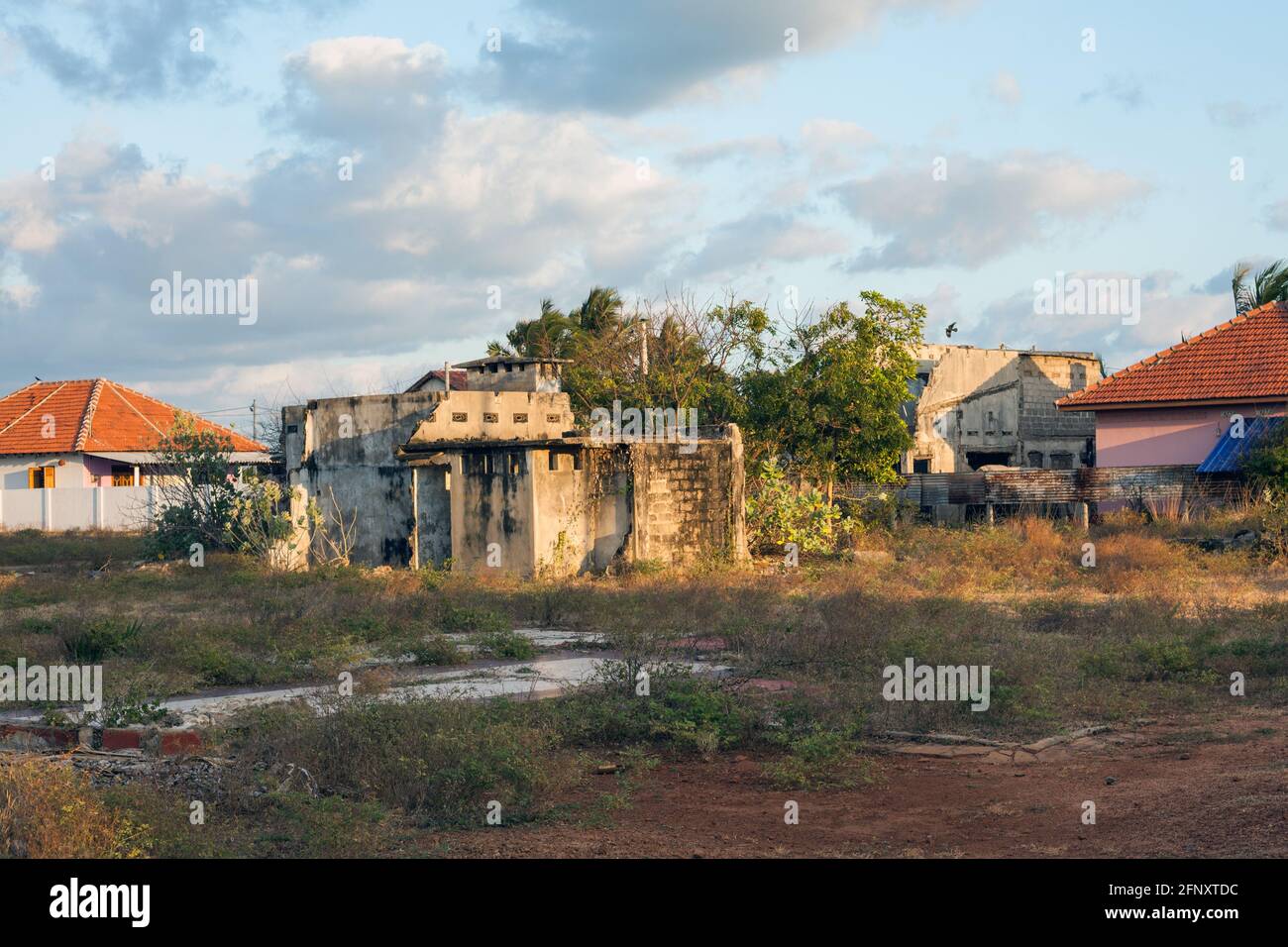 Casa derelict che ha subito danni durante la guerra civile, Mullaitivu, Provincia del Nord, Sri Lanka Foto Stock