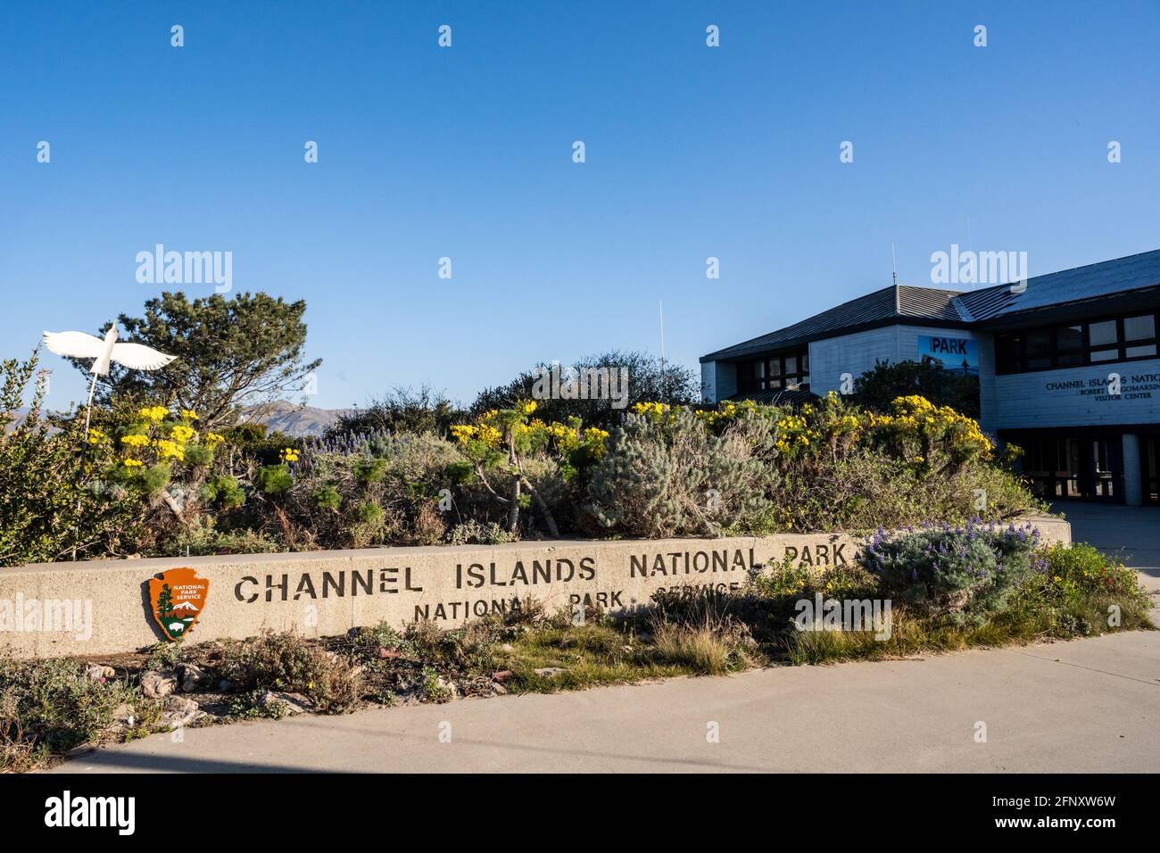 Ventura, Stati Uniti: 24 febbraio 2021: Giardino di fronte al Channel Islands Visitors Center Foto Stock