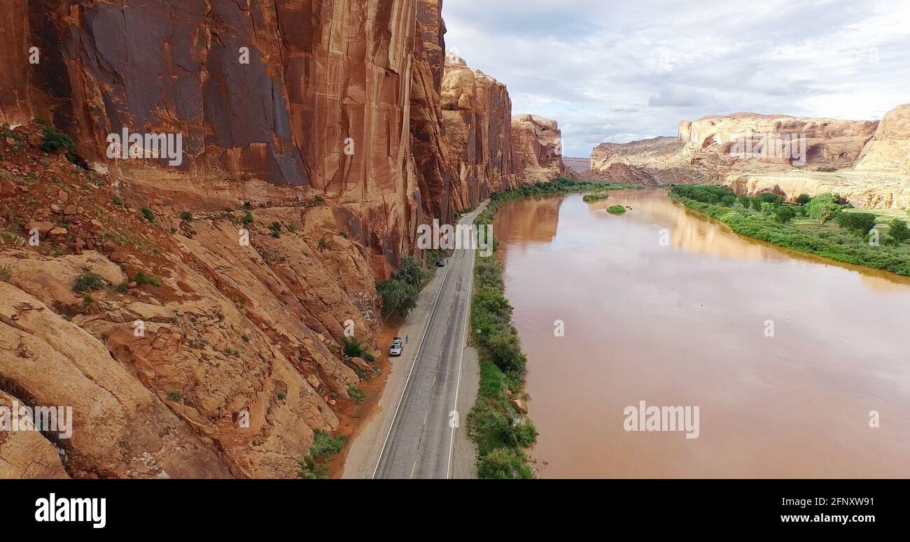 Autostrada 279 che corre lungo il fiume Colorado, Wall Street Climbing Area, vicino a Moab, Utah, USA Foto Stock