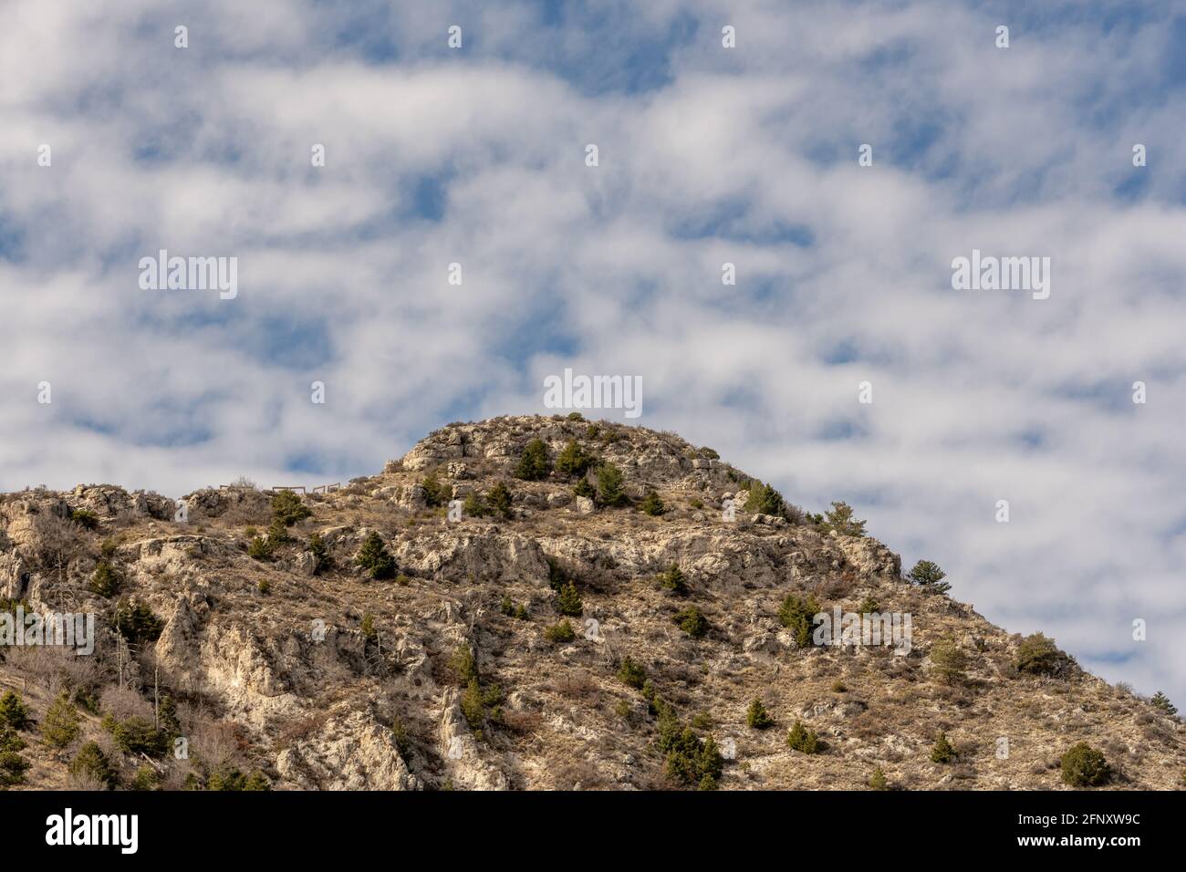 Guadalupe Peak dal basso con il cielo nuvoloso nel Texas occidentale Foto Stock
