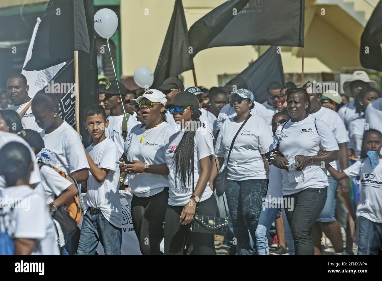 Belize City/Belize - 17 marzo 2016: Donne contro il crimine e la violenza. Essere amorevole e smettere di uccidere: Una marcia NERA. Donne nere in magliette bianche. Foto Stock