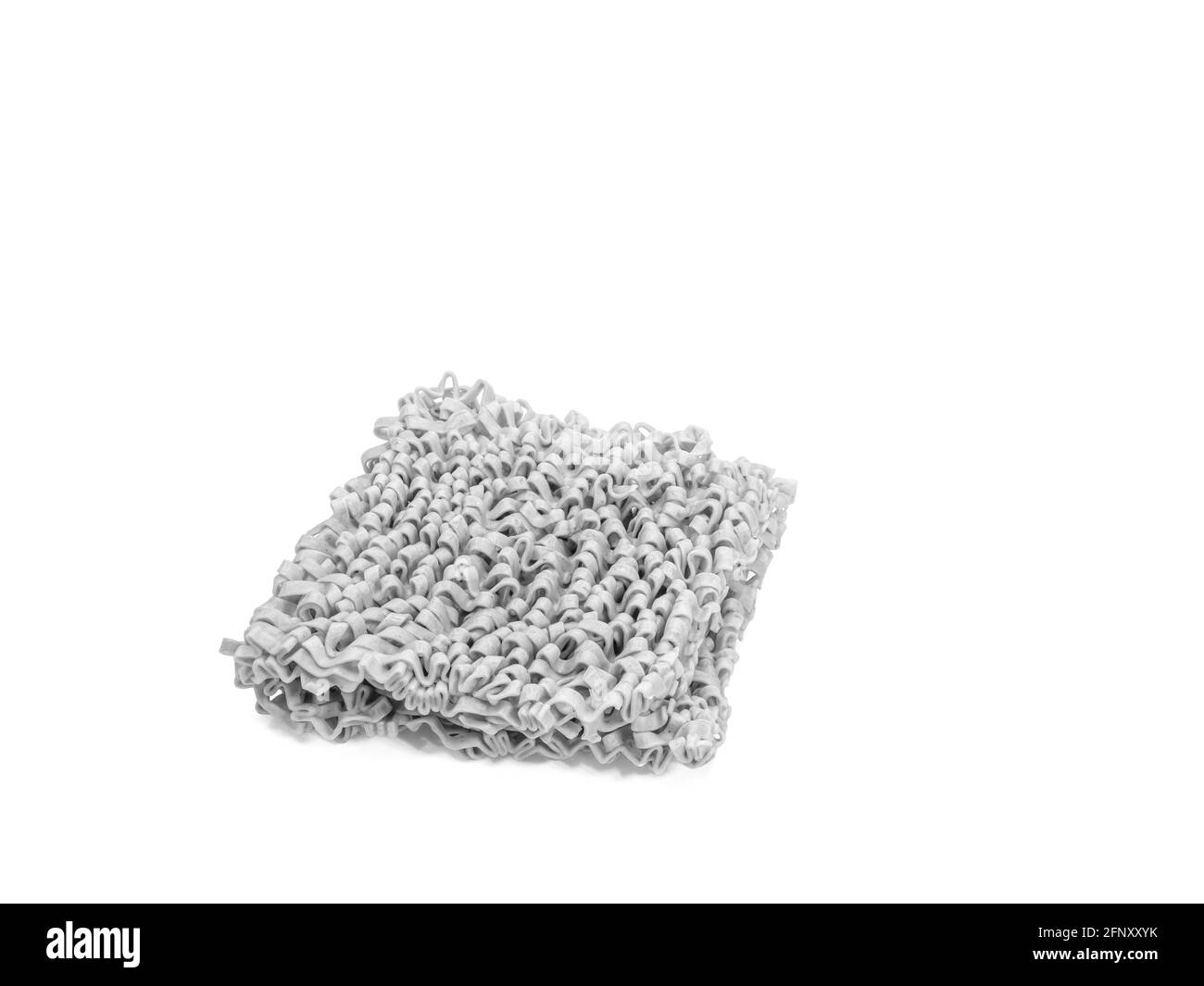 Spinach noodle, un primo piano di taiwanese noodle essiccati fast food isolato su sfondo bianco. (tono bianco e nero) Foto Stock