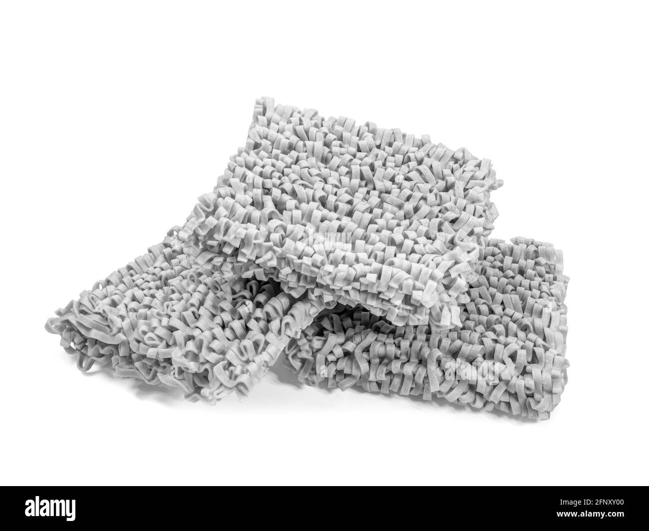 Spinach noodle, un primo piano di taiwanese noodle essiccati fast food isolato su sfondo bianco. (tono bianco e nero) Foto Stock