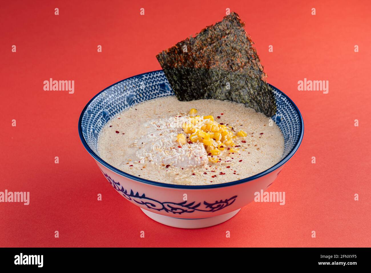 Ciotola di zuppa di noodle ramen al formaggio con mais Foto Stock