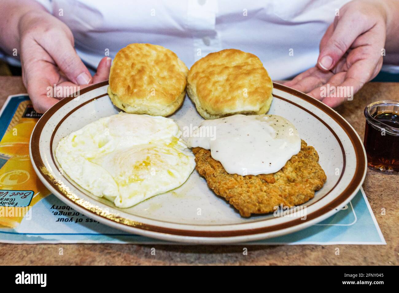 Miami Florida, Denny's, ristorante, uova, pollo fritto, bistecca, crostini con sugo di carne, piatto colazione, Foto Stock