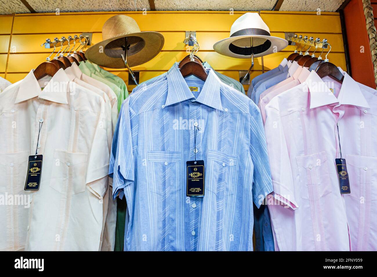 Miami Florida,Lakes Main Street Habana Tropical,Cuban tradizionale guayabera camicie cappello cappelli moda cultura ispanica,vendita esposizione, Foto Stock