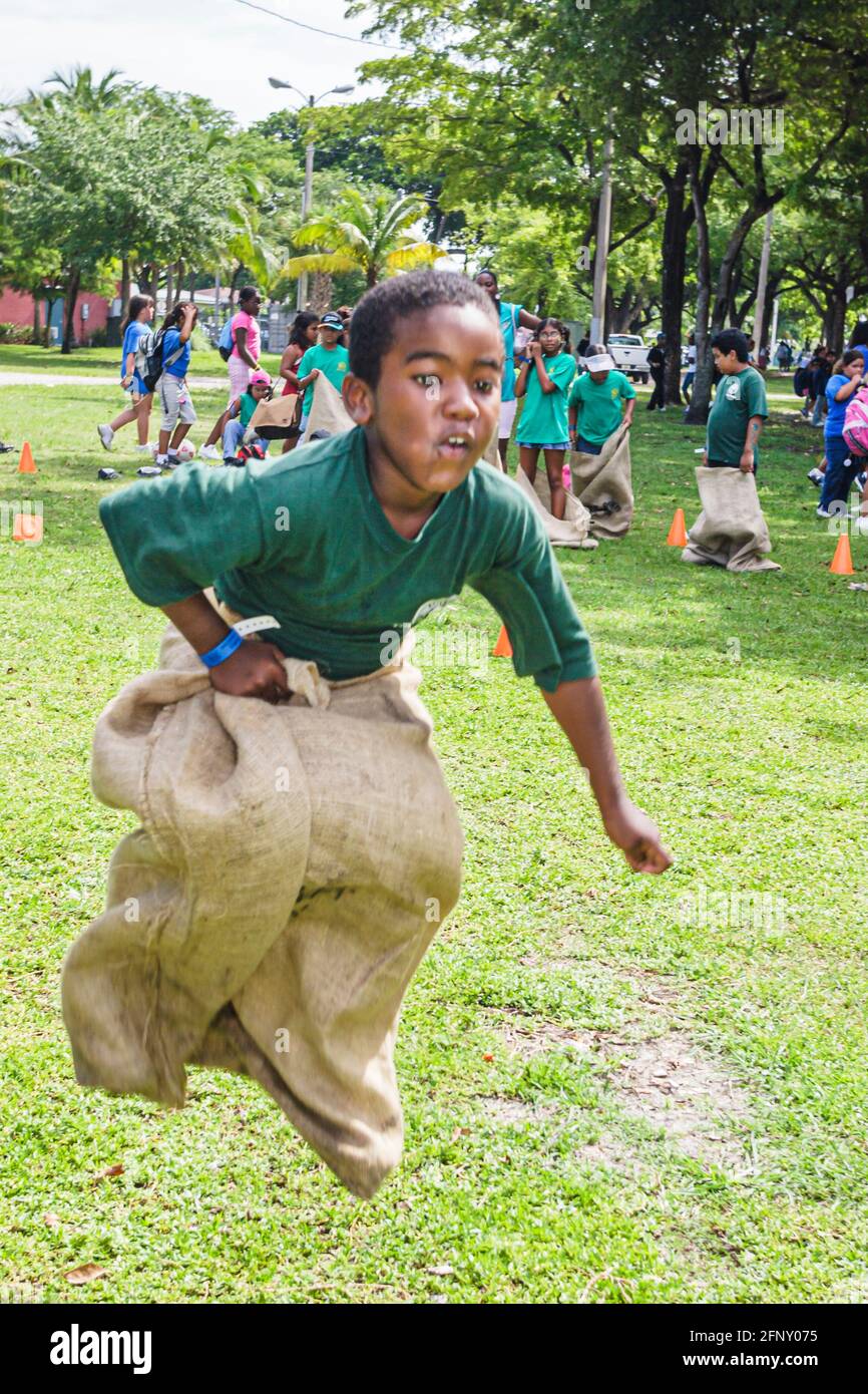 Miami Florida, Hadley Park Dade County Parks Summer Camp Program, gara di salto con il Black boy, Foto Stock