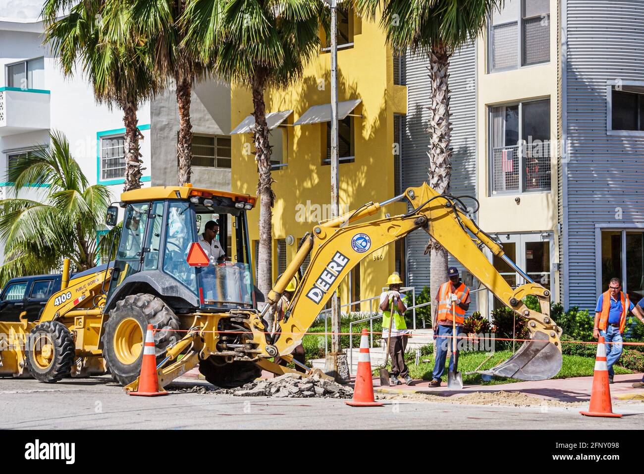 Miami Beach Florida,capital improvements lavoratori lavoro uomo uomini, riparazione strada retroescavatore, Foto Stock
