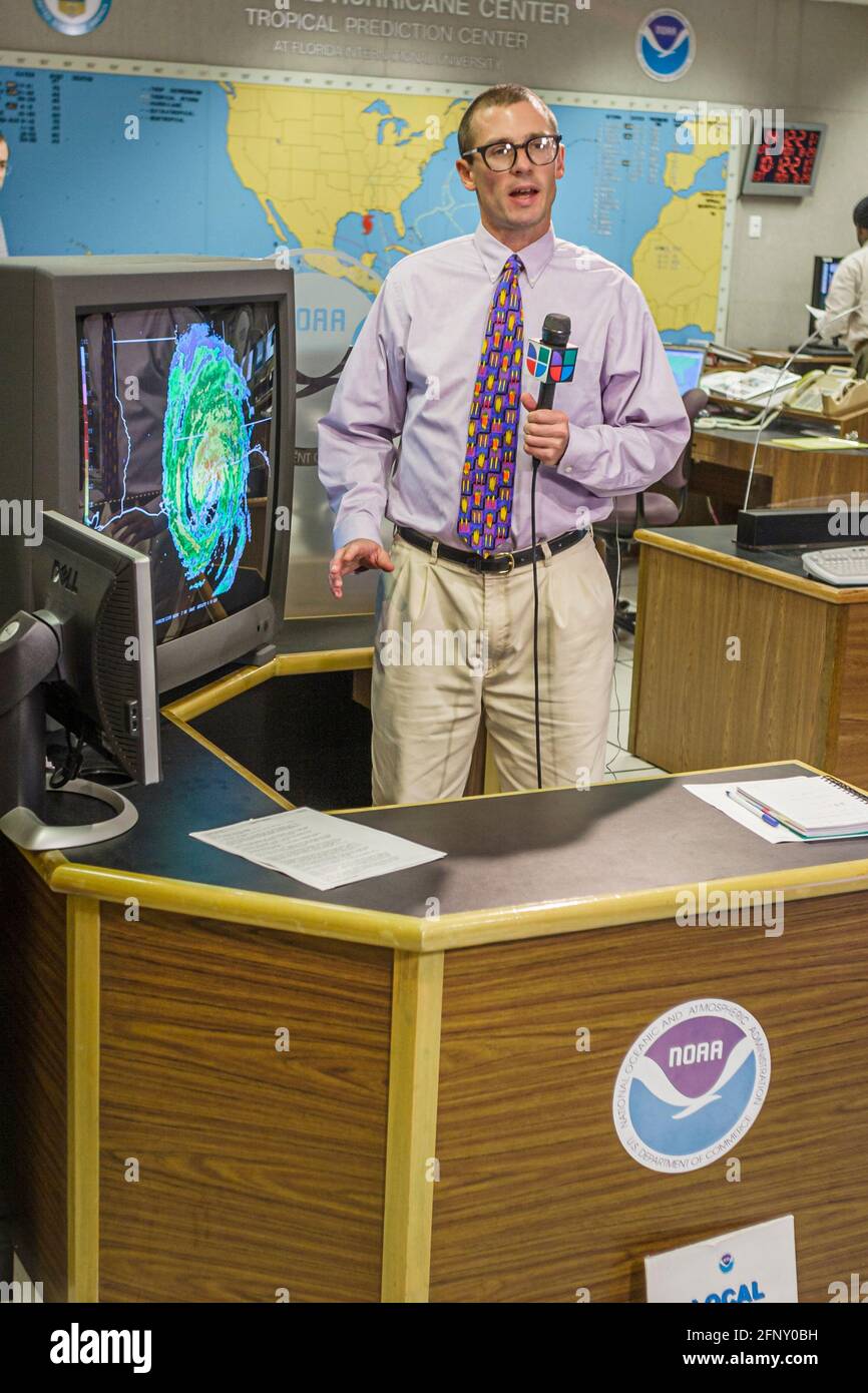 Miami Florida,National Hurricane Center Center,interni interni durante il meteo Katrina che segnala previsioni dal vivo,meteorologo che tiene il microfono, Foto Stock