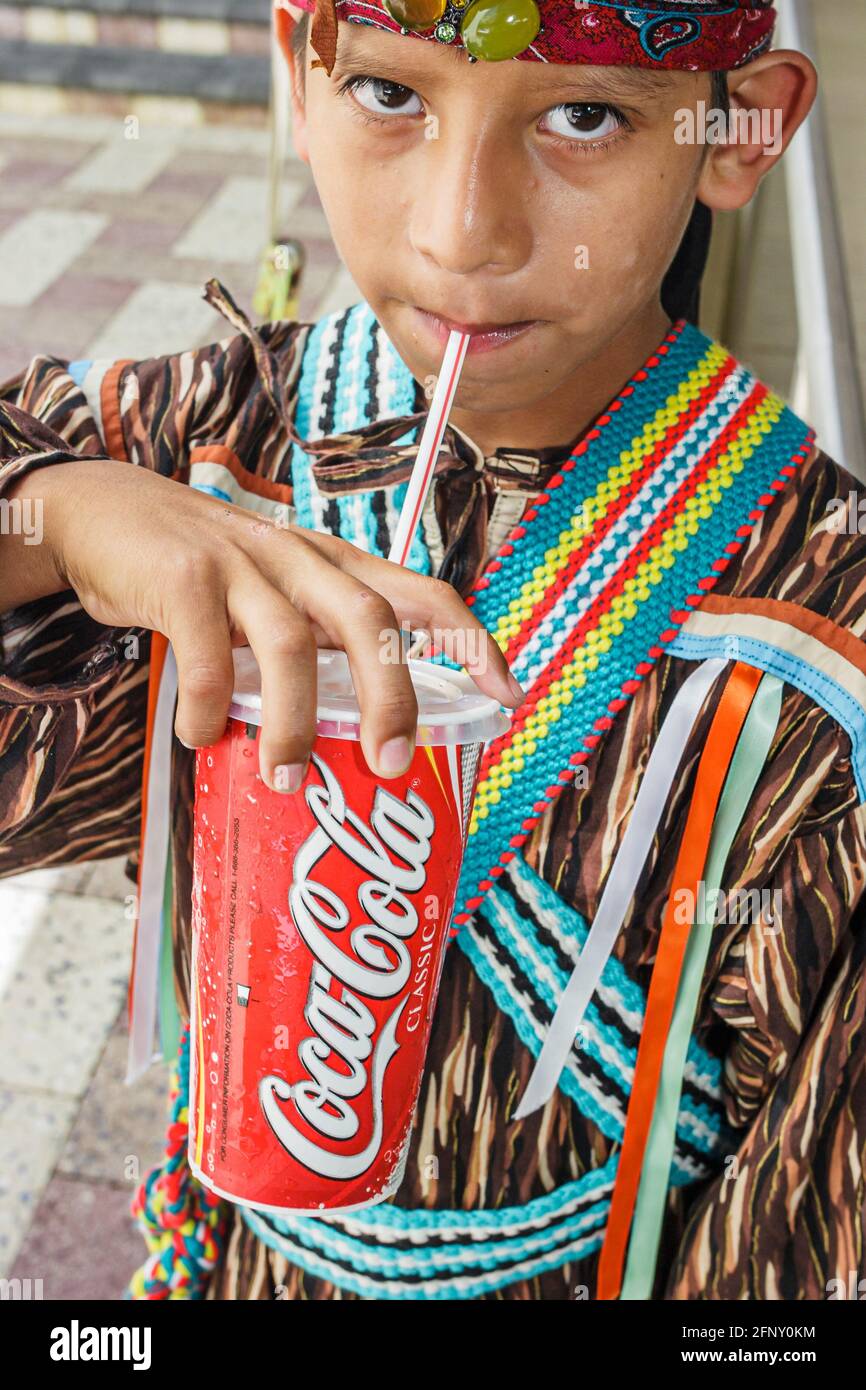 Florida Hollywood ft. Fort Lauderdale, Seminole Hard Rock Casino Hotel & Resort, Indian American ragazzo bere coke Coca Cola tazza paglia, Okalee Ind Foto Stock