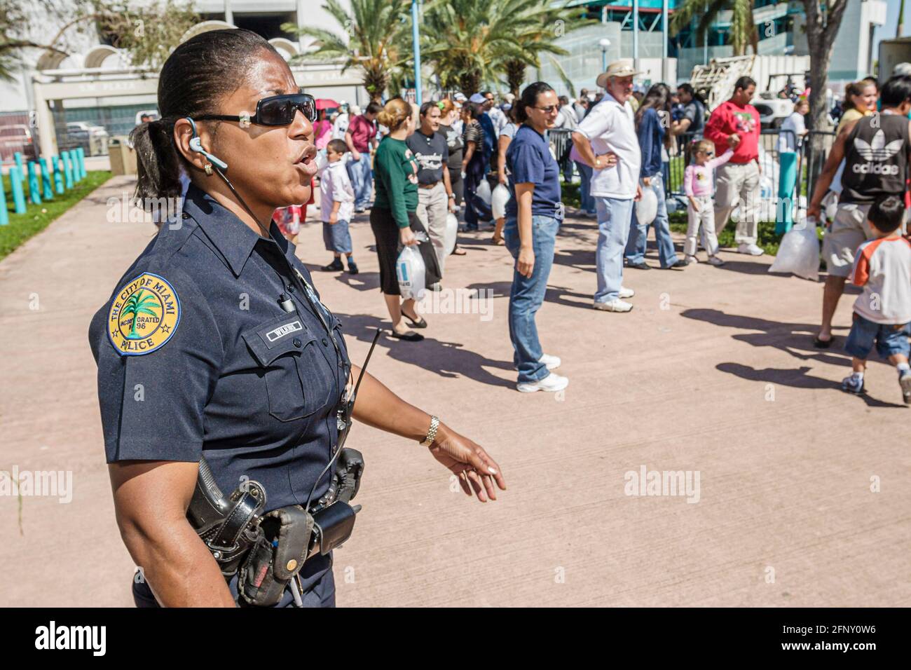 Miami Florida, Orange Bowl dopo l'uragano Wilma, distribuzione gratuita di ghiaccio di acqua alimentare FEMA, donna nera donna donna donna poliziotto poliziotto poliziotto controllo di folla, Foto Stock
