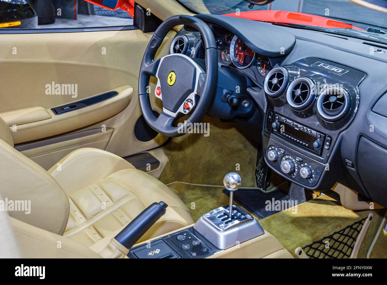Miami Beach, Florida, centro convegni, centro, esposizione internazionale dell'auto, veicoli, nuovi modelli, produttori di concessionari stranieri, Ferrari F430, auto sportive italiane Foto Stock