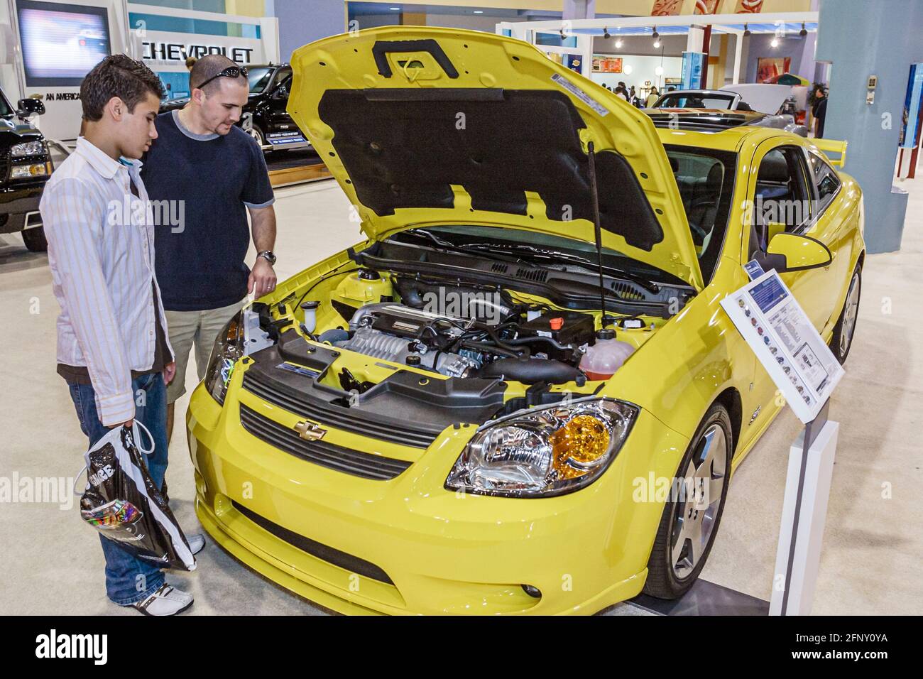 Florida,Miami Beach Convention Center,centro International Auto Show,veicoli nuovi modelli auto mostre espositori mostra Chevrolet,teen teenager Foto Stock